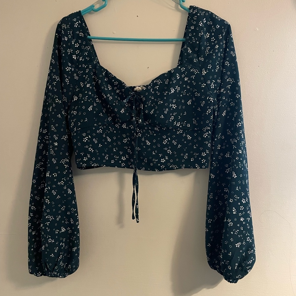 Flattering crop top. Able to dress up or down!